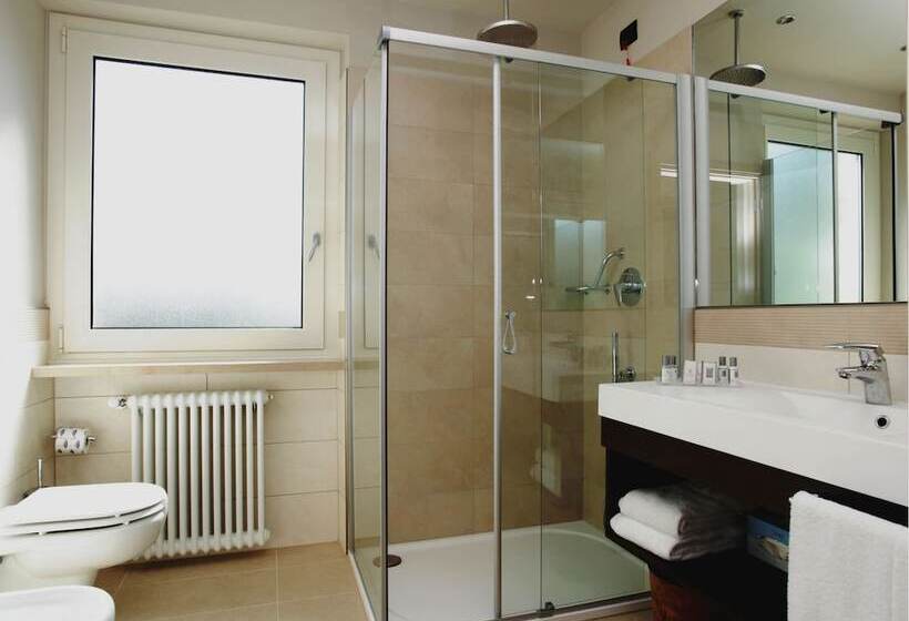 غرفة قياسية مطلّة علي البحيرة, Galvani