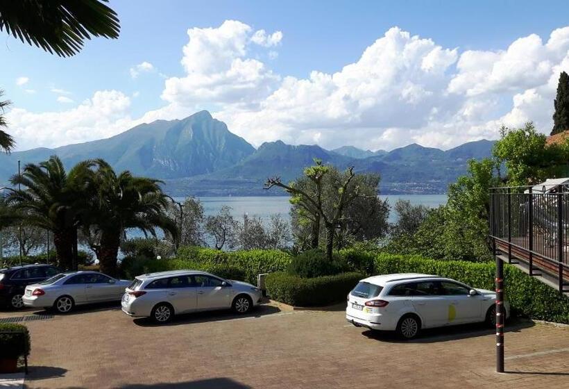 غرفة قياسية مطلّة علي البحيرة, Galvani