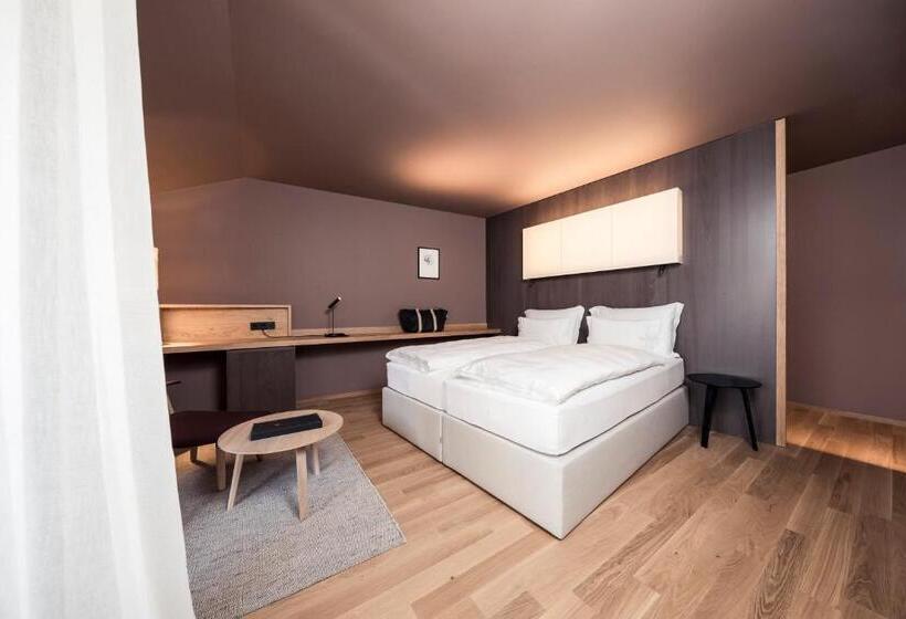 سوییت جونیور با بالکن, Lamm