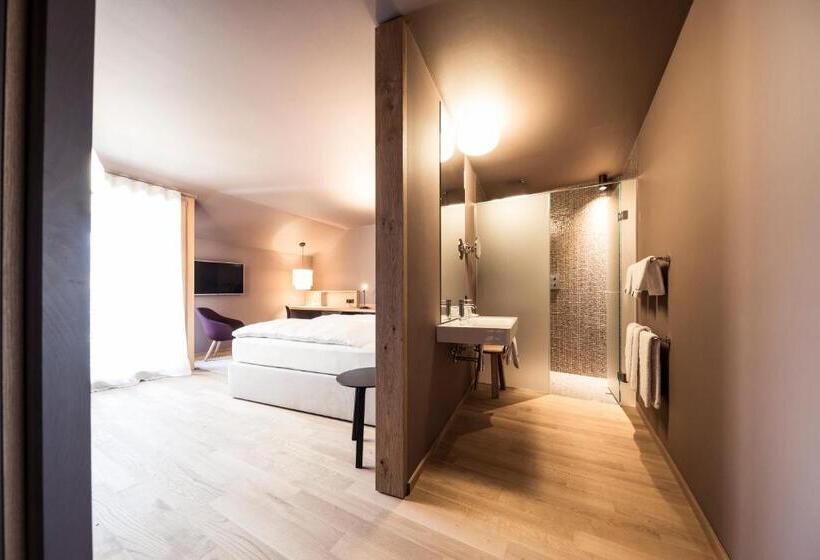 سوییت جونیور با بالکن, Lamm