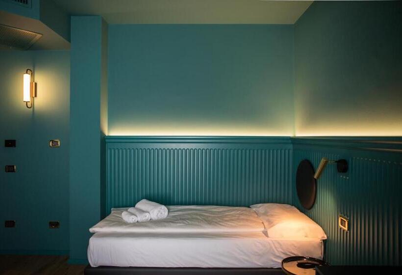 标准三人间, Miro