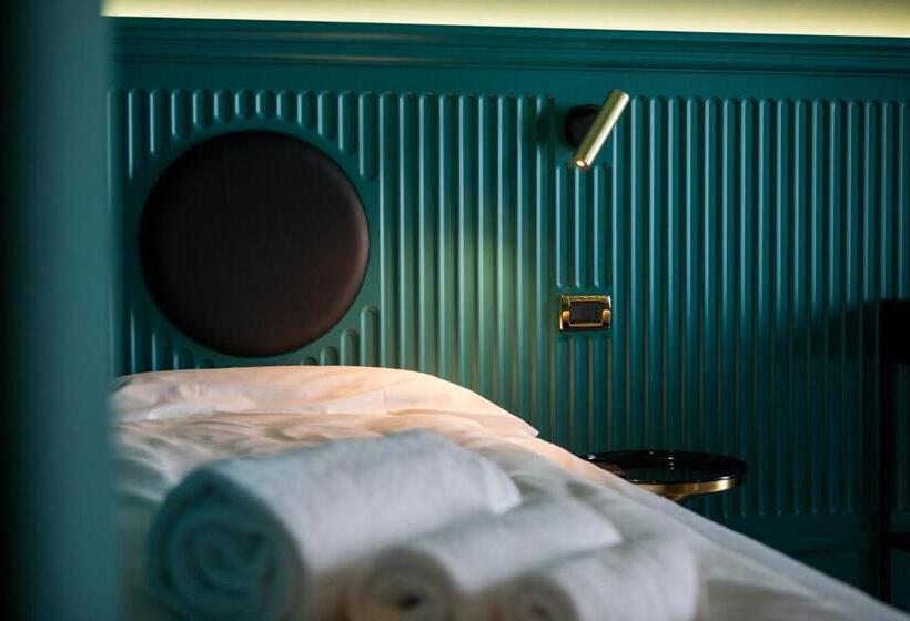 标准三人间, Miro