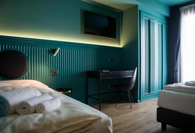 标准三人间, Miro