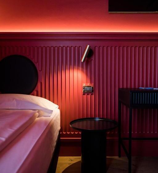 标准三人间, Miro