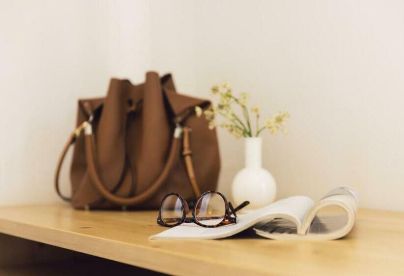 スタンダードルーム, Post