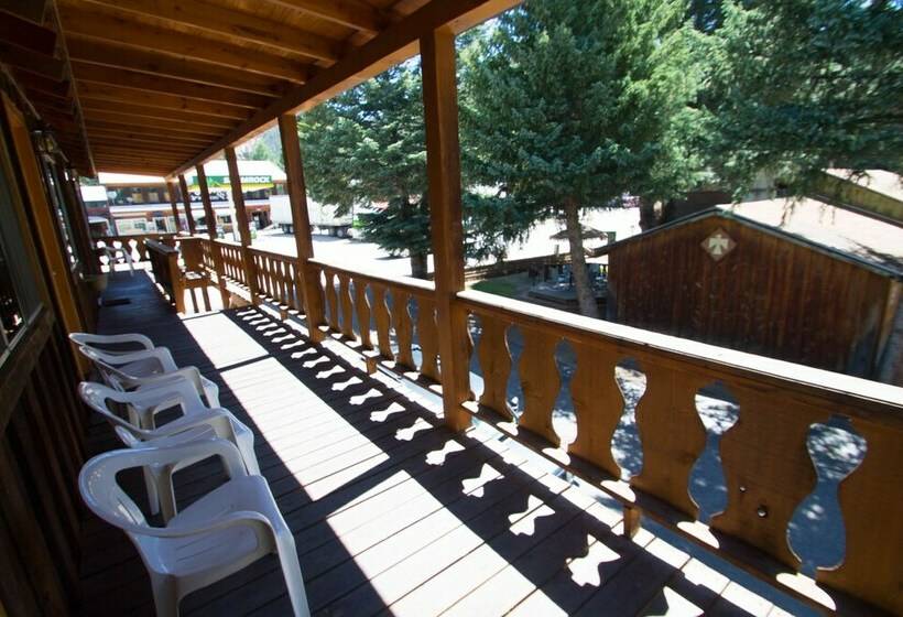 شقة غرفة واحدة, Thunderbird Lodge