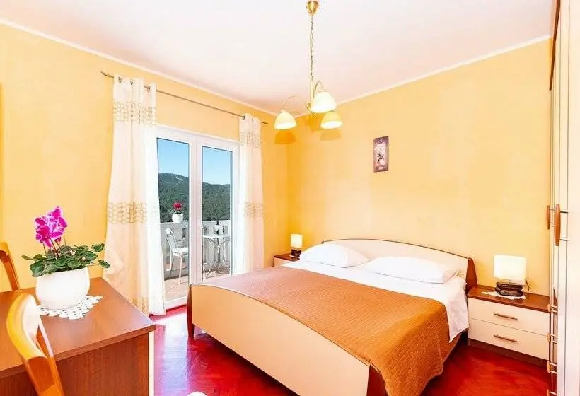 Huoneisto 2 Makuuhuonetta Merinäkymä, Villa Castello