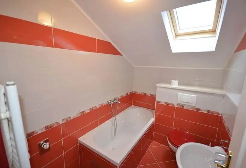 Huoneisto 3 Makuuhuonetta Merinäkymä, Villa Castello