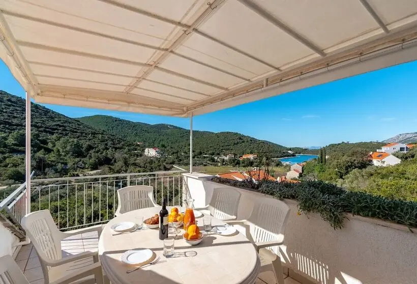 Huoneisto 3 Makuuhuonetta Merinäkymä, Villa Castello