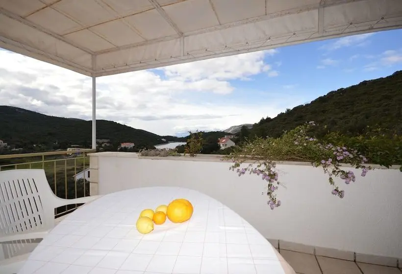Huoneisto 3 Makuuhuonetta Merinäkymä, Villa Castello