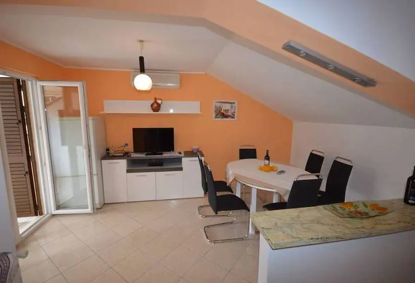 Huoneisto 3 Makuuhuonetta Merinäkymä, Villa Castello