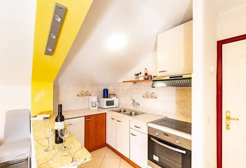 Huoneisto 3 Makuuhuonetta Merinäkymä, Villa Castello