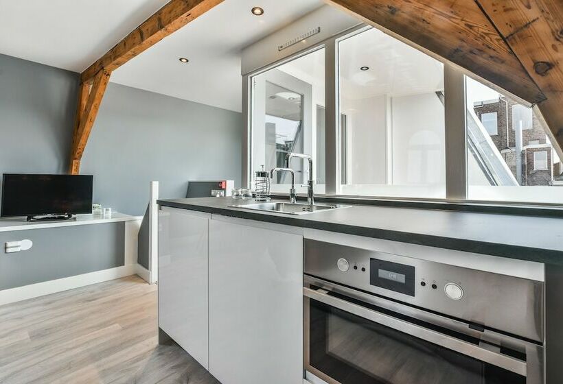 جناح ديلوكس, Koninginn