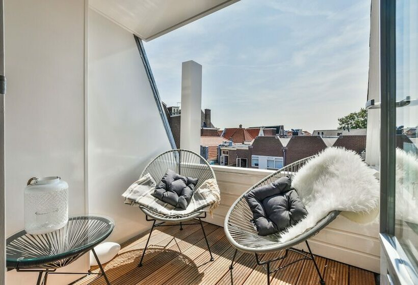 جناح ديلوكس, Koninginn