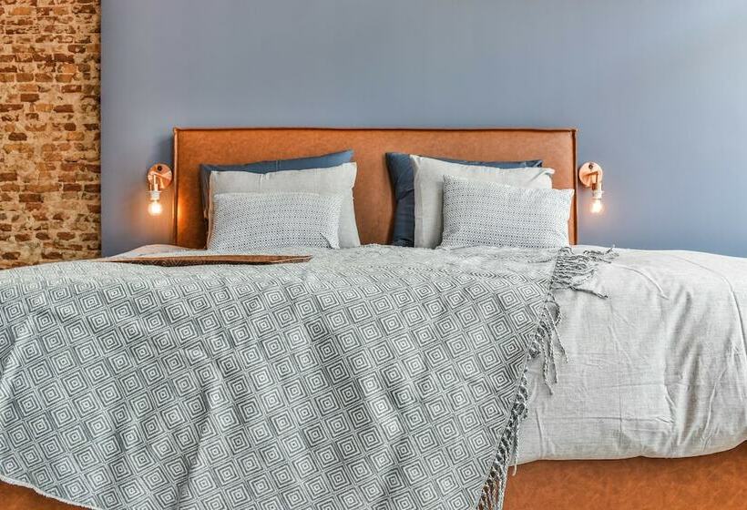 جناح ديلوكس, Koninginn