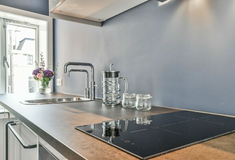 جناح ديلوكس, Koninginn