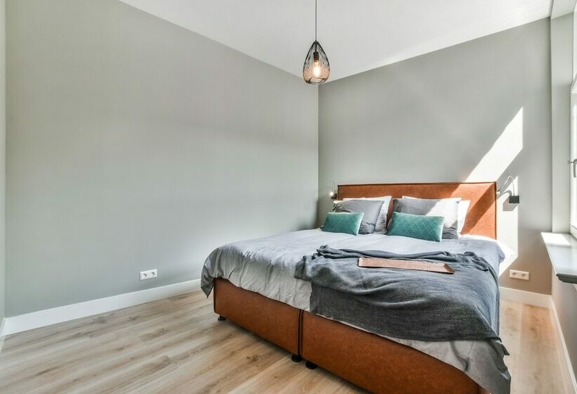 جناح ديلوكس, Koninginn