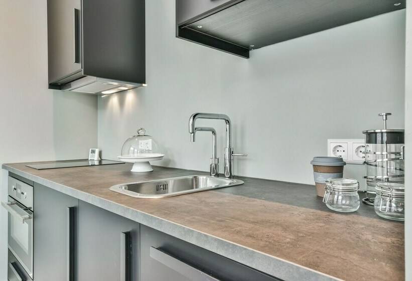 جناح ديلوكس, Koninginn