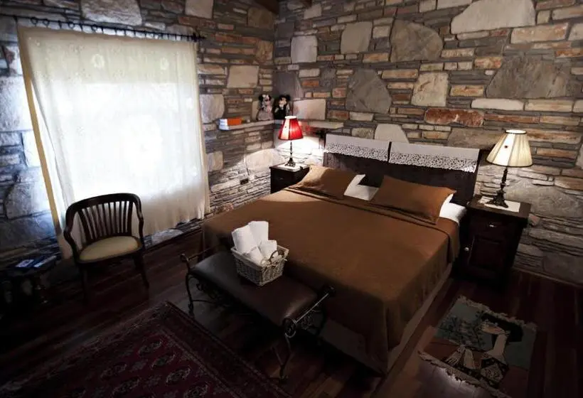 اتاق لوکس با تخت بزرگ, Kamarca House