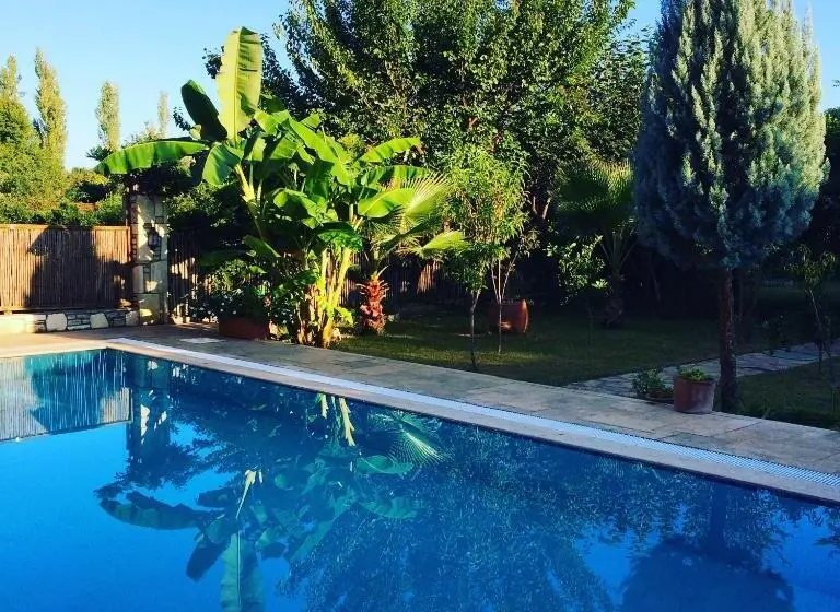 اتاق لوکس با تخت بزرگ, Kamarca House
