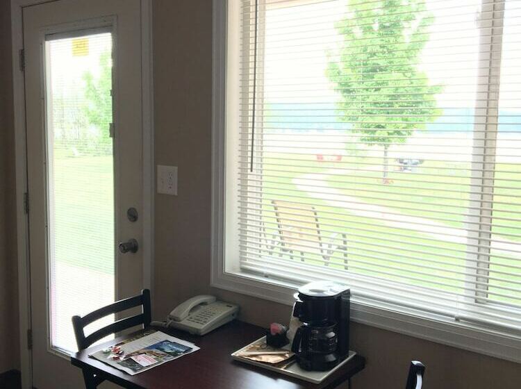 带2个双人床的标准工作室, The Beach Inn Motel