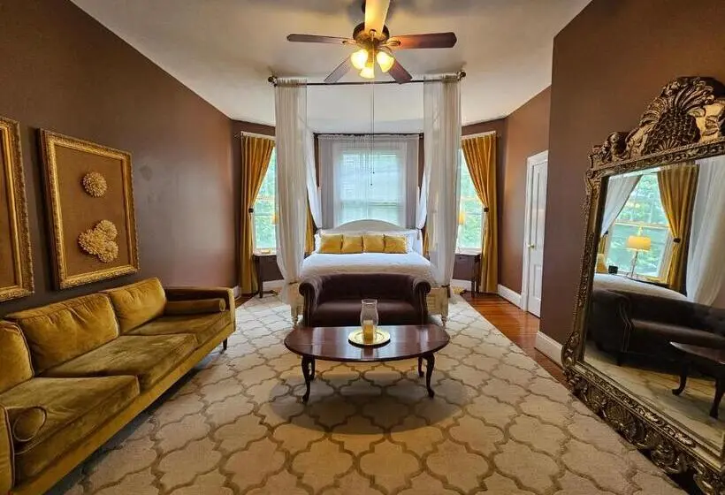 キングサイズベッドのデラックスルーム, Winridge Manor