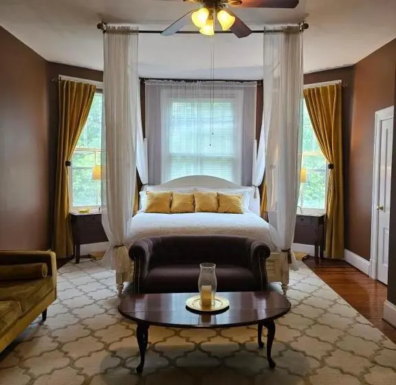 キングサイズベッドのデラックスルーム, Winridge Manor