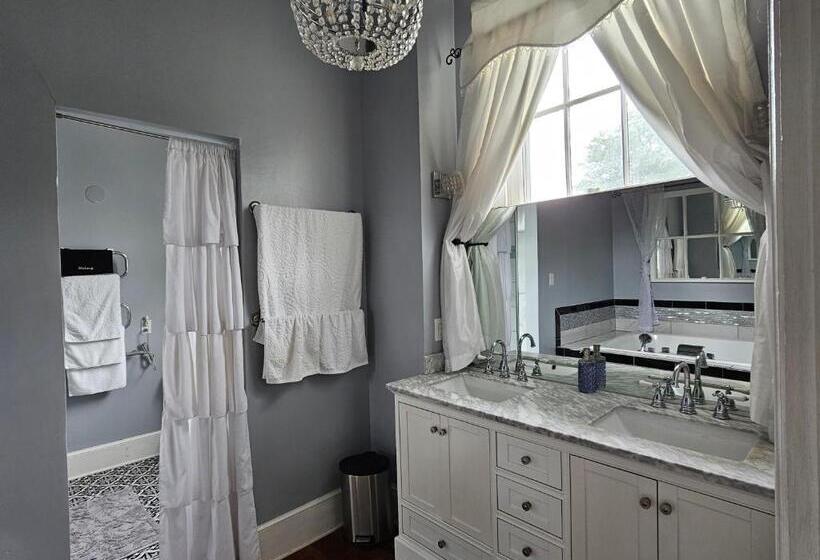 غرفة قياسية سرير كينج, Winridge Manor