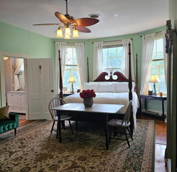 غرفة قياسية سرير كينج, Winridge Manor