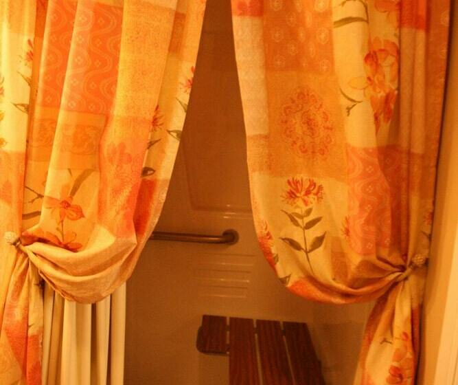 デラックスルーム, Monroe Street Suites