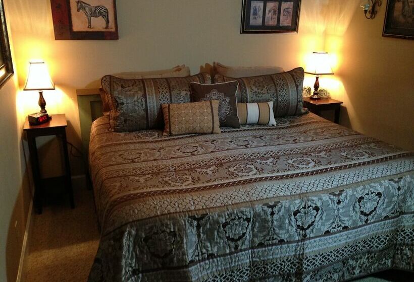 スタンダードルーム, Monroe Street Suites