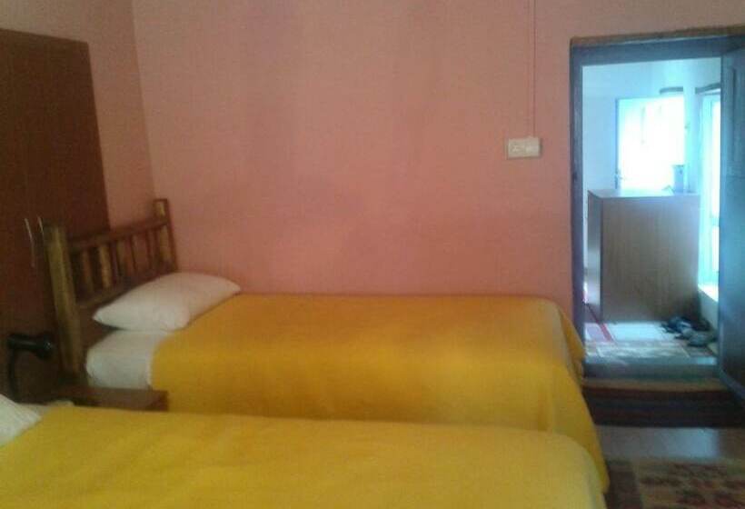 غرفة عائلية, Halfeti Socrates