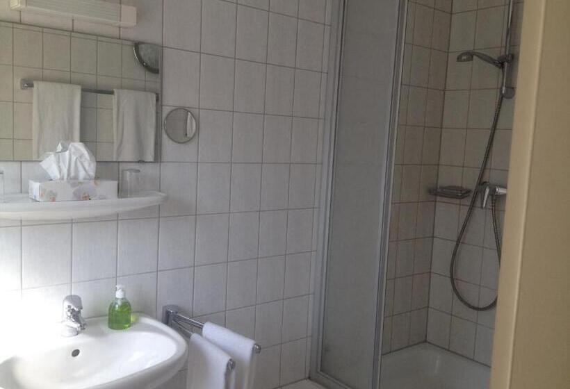 标准单人间, Friedrichstraße