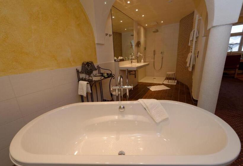 جناح جونيور, & Brauereigasthof Drei Kronen