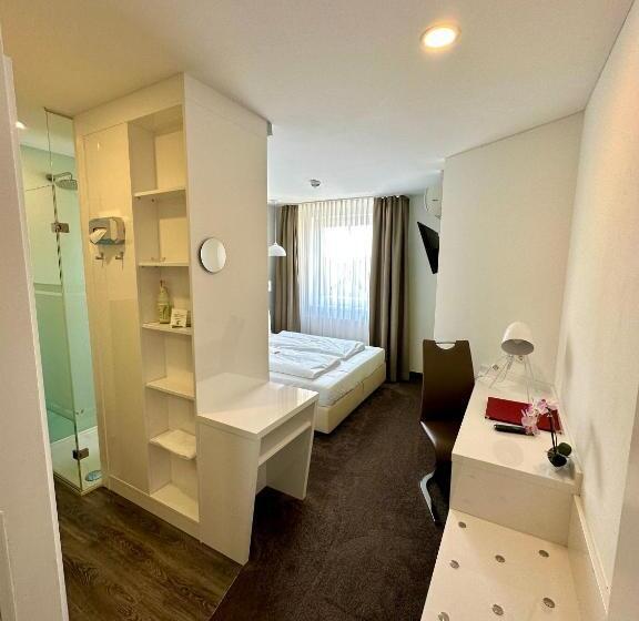 Номер Deluxe, Günter