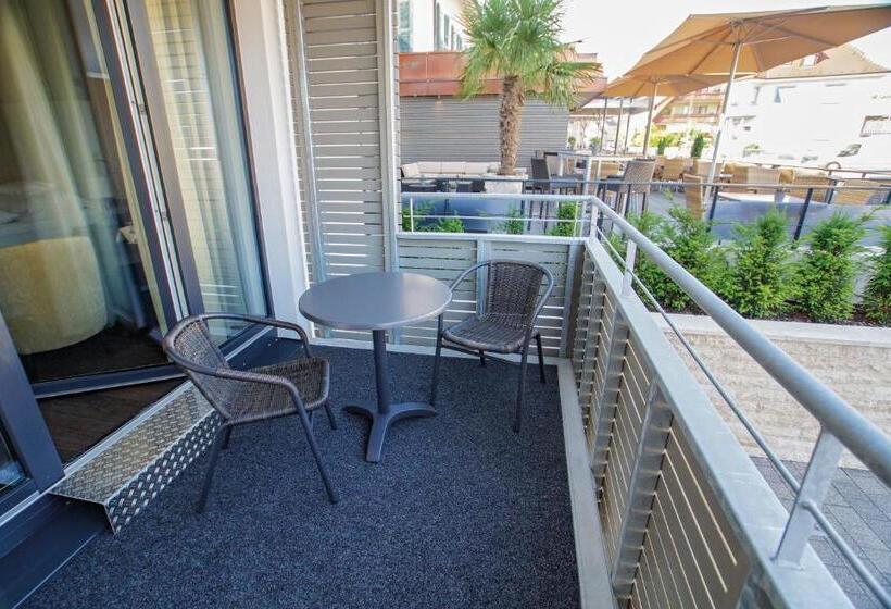 جناح جونيور, Winzerstube