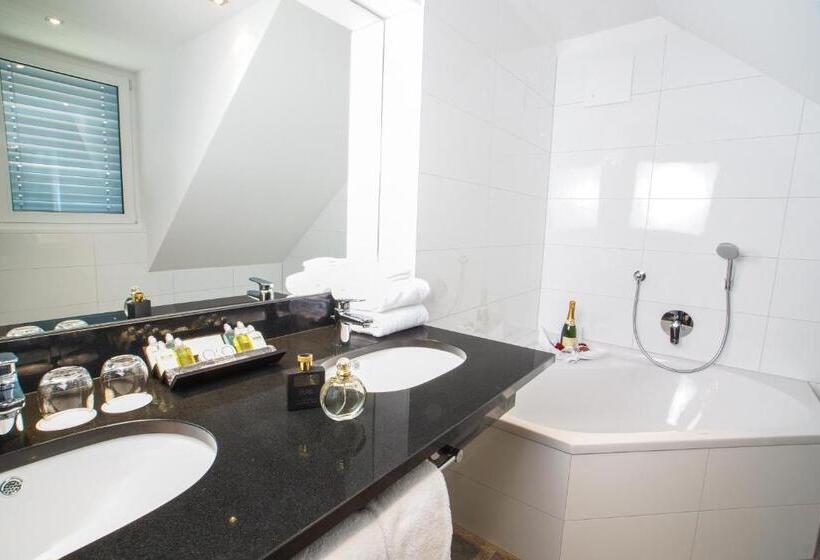 جناح جونيور, Winzerstube