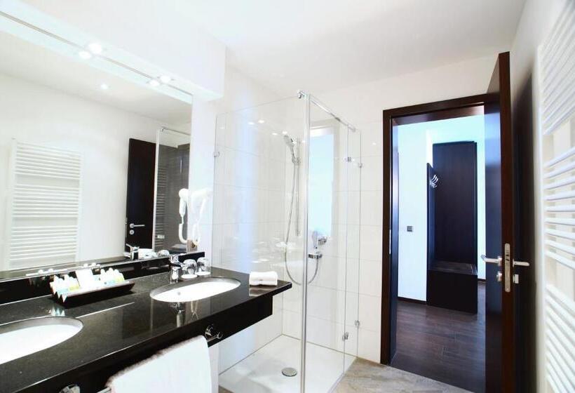 جناح ديلوكس, Winzerstube