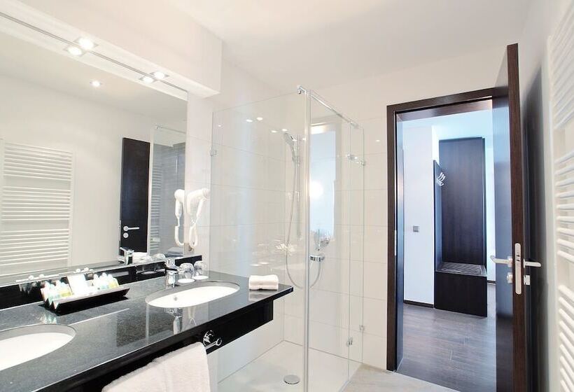 جناح جونيور, Winzerstube