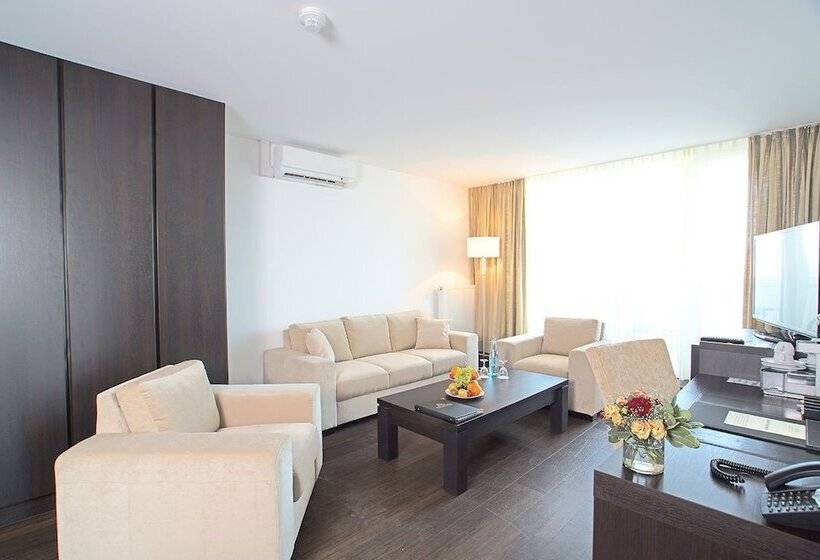 جناح جونيور, Winzerstube