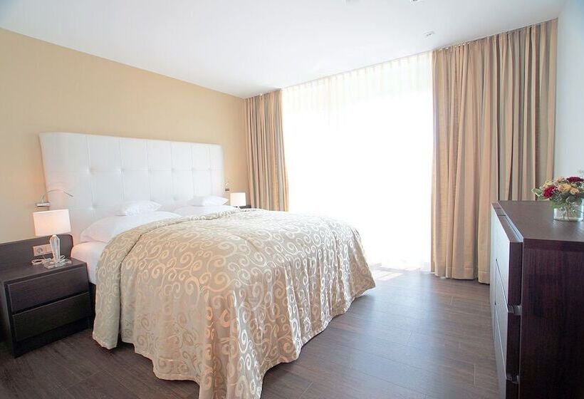 جناح ديلوكس, Winzerstube