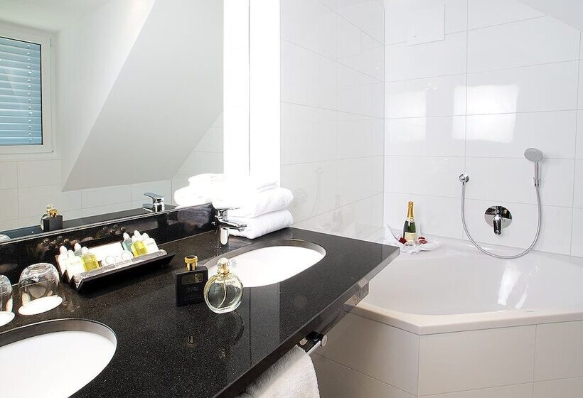 جناح ديلوكس, Winzerstube