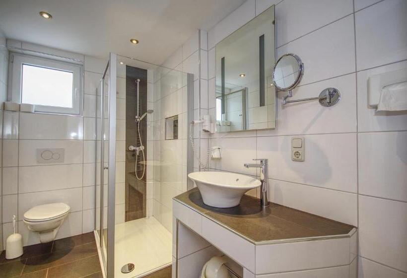 Номер Superior, Jakob