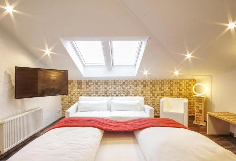 ハイドロマッサージバス付きスイート, Jakob