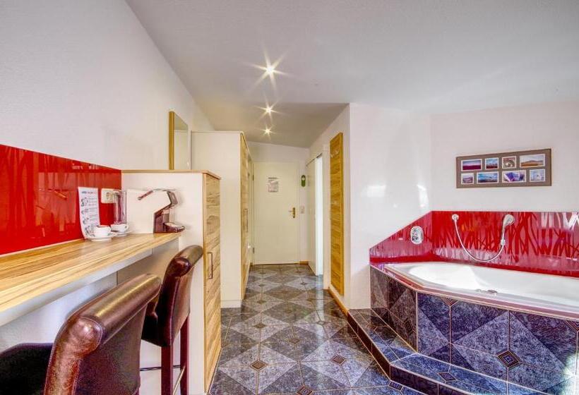 סוויטה עם ג'קוזי, Jakob