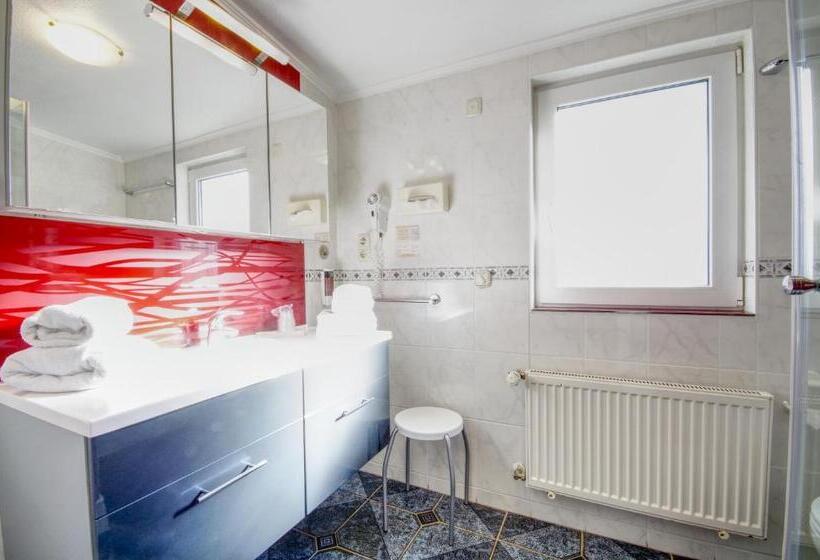 ハイドロマッサージバス付きスイート, Jakob