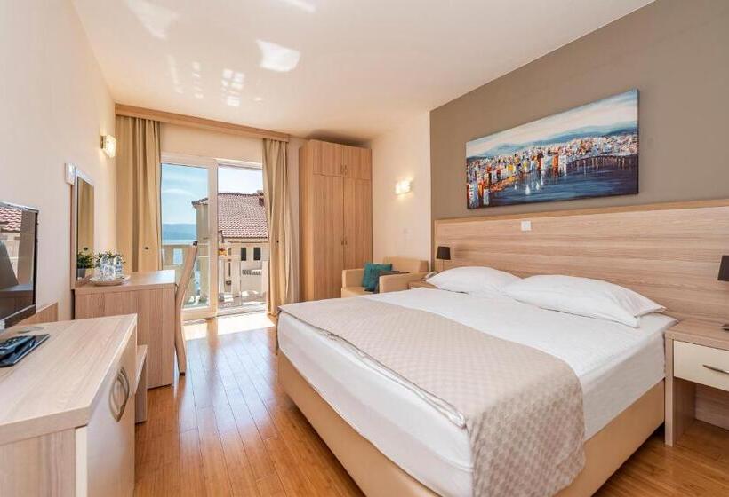 Номер Deluxe Вид на Море Боковой, Villa Miramar