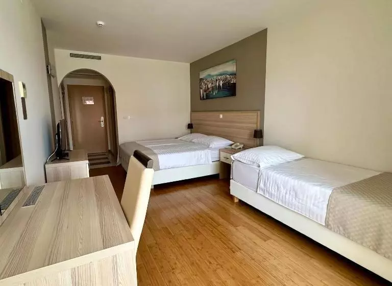Triple Room Sea View, Villa Miramar