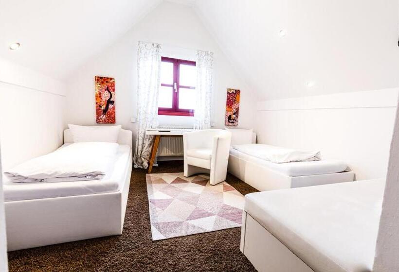 Номер Стандарт Трехместный, Arthotel Restaurant Pfeffermühle