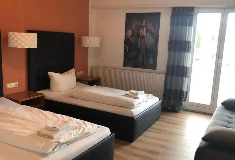 スタンダード4人部屋, Arthotel Restaurant Pfeffermühle